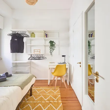 Homestay With Private Bathroom In Santos Lisbon