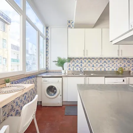 With Private Bathroom In Santos Lisbon