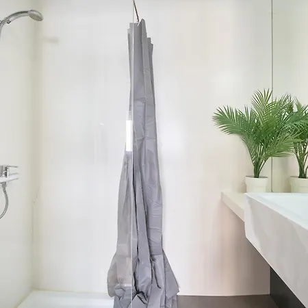 With Private Bathroom In Santos 홈스테이