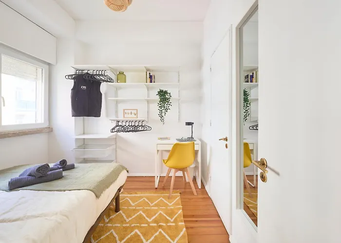 ホームステイ With Private Bathroom In Santos リスボン